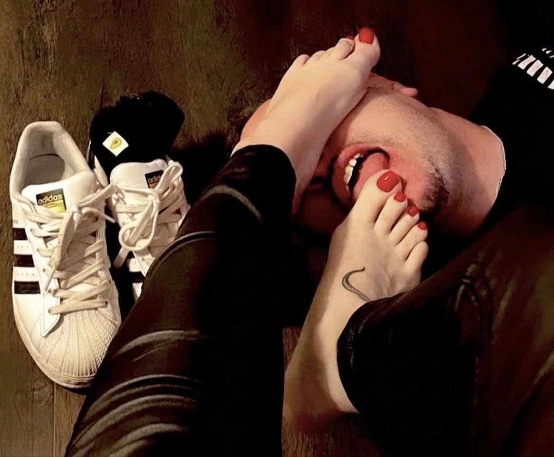 pascalharb00's tweet photo. Mommy’s feet 👣 
عرف كيف يطهر حالو و شرفو برجليي المقدسين🛐
ورجيني اديه متمني تكون مكانو ياكلبي💋😈🤭 

#MiddleEast #سيطرة #arab #goddess #mommy #KSA #سيطرة #Syria #Lebanon #Jordan #Saudi #عمه_الكلِاب #عمه_للكلابُ #خاضع #DommeEnergy #Mistress #boobs #UAE #طاعة #Paypig #slave 

•@Layali_Chat