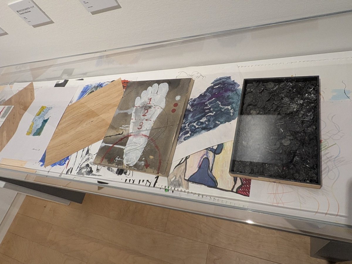 linacana's tweet photo. 昨日は日帰り福岡で浦川大志個展と版画展示を見てきた。考古学を学ぼうとしていた高校生の彼が美術を始めたきっかけや福岡で美術活動をすること、梅津さんとの信楽合宿など詳しく知ることができ本当に行ってよかった。総会では隣ブースのよしみもあり図録に特別なサインをもらったから家宝にする！ https://t.co/FYpzFbjWdr