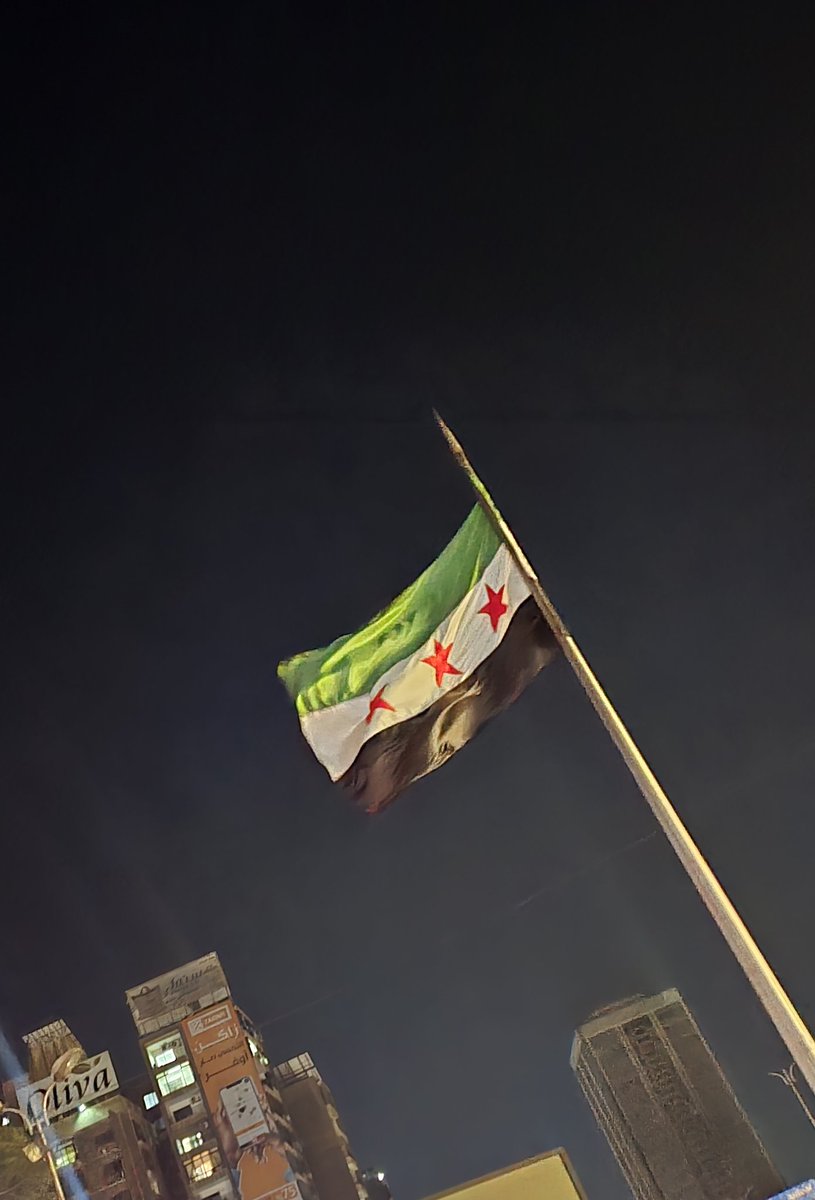 إذا أنت أكرمت الكريم ملكته ... وإن أنت أكرمت اللئيم تمردا 

#علمنا_خط_أحمر