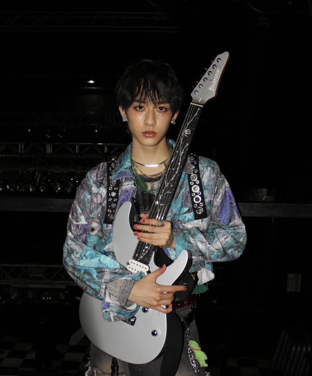 urashima_com7's tweet photo. おいちょっと待ってくれや、今気づいたけどジスちゃんとけいごさん同じギター！？嬉しすぎるんだけど！？ https://t.co/MUGTiw4e8i