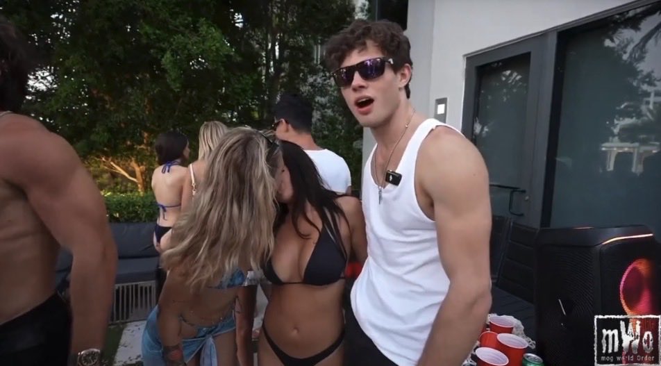 LiveStreamClips tweet media