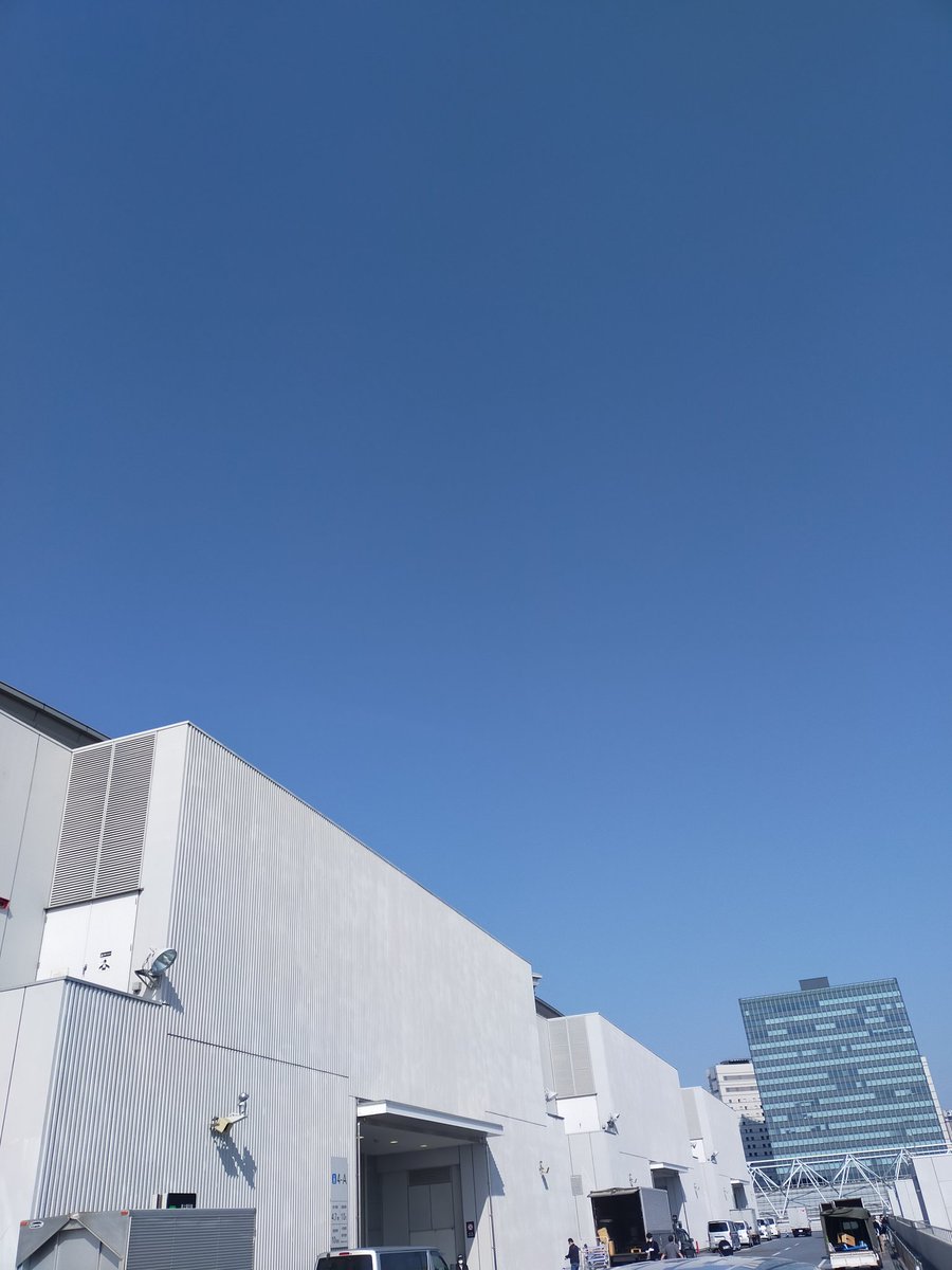 pripela's tweet photo. おはようございます。プリペラです。
3/22 ｊガーデン搬入完了です。
今日はほかのホールでもイベントやってるみたいでワンちゃんいっぱい歩いてました。

いい天気です
日陰は寒いけど https://t.co/iu9Pwp28gh