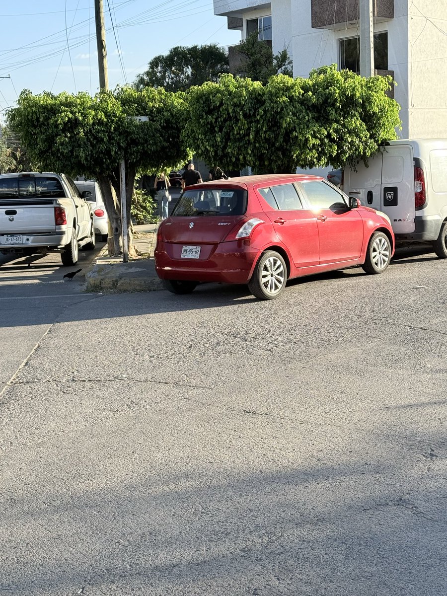 ealonsoph's tweet photo. Las de esta tarde. Vehículos gandalla que tapan rampas en esquinas. @MovilidadZap @JaliscoVial échense una vueltita a plaza la perla, todo su alrededor está así. Les dejo el mapa por si no conocen la zona @Trafico_ZMG https://t.co/QcrhJxkOCe