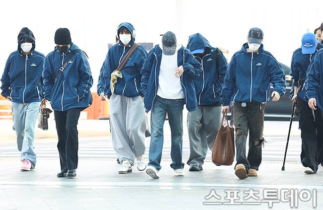 소년단 단체복입고 출국하는거 넘 귀엽 ㅋㅋㅋ