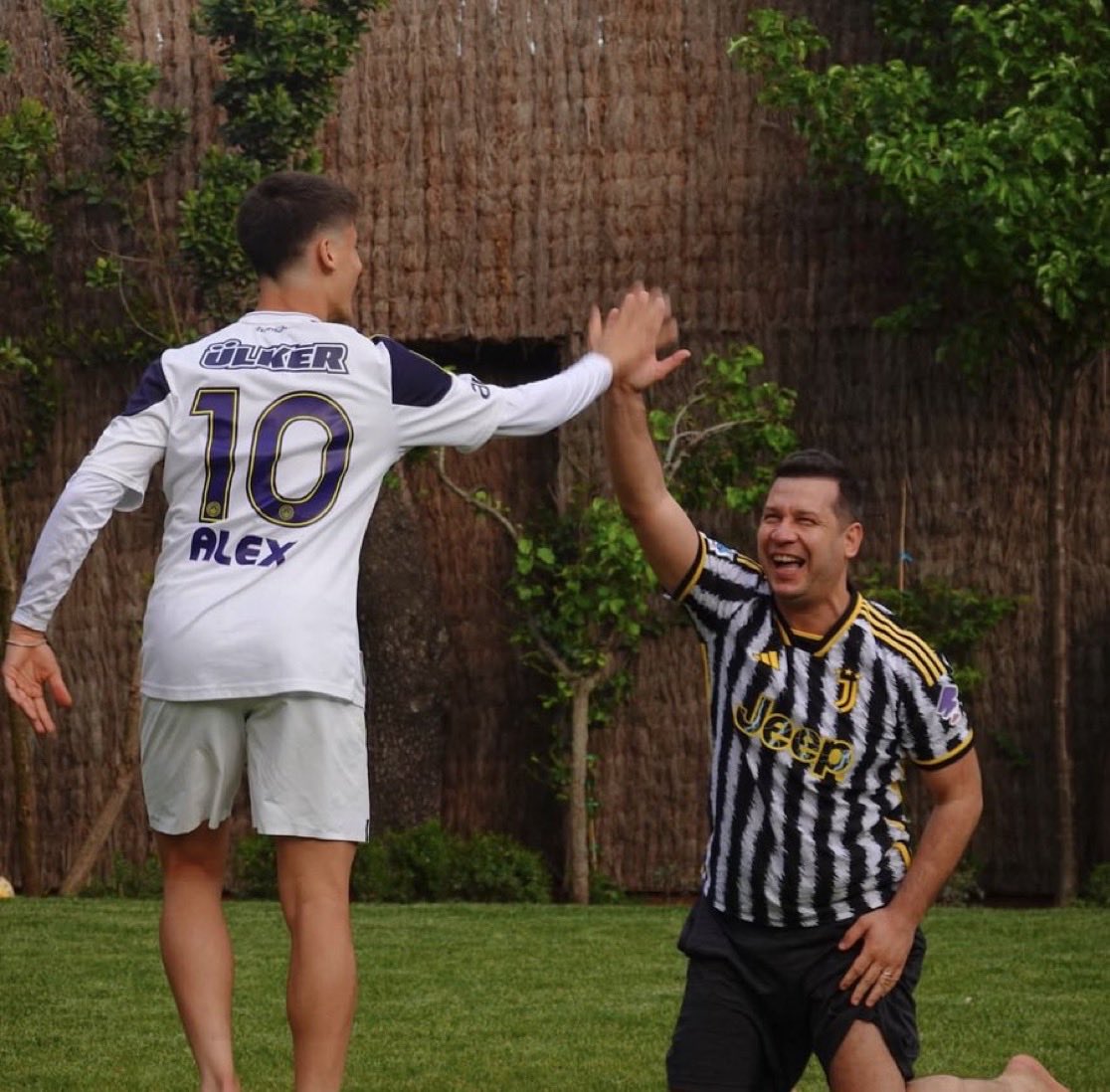 wikisporstr's tweet photo. Arda Güler: "İdolüm Alex de Souza'ydı. Şu an biraz daha Mesut Özil ve Luka Modric gibi oynamaya çalışıyorum. Hepsi çok elit futbolcular." https://t.co/g65vUoc4tS