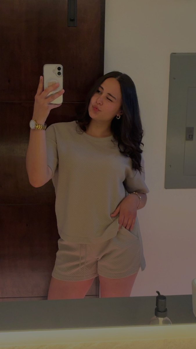 Angiegudieel's tweet photo. Mis 2 personalidades a veces ni se topan🤣 https://t.co/s0pxcRsWxV
