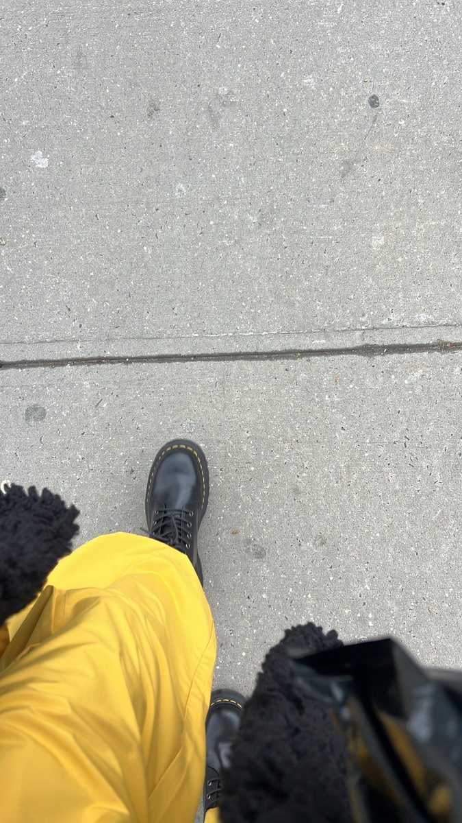 heregoeslaron's tweet photo. I’m walking https://t.co/Xs4x2fQb0X