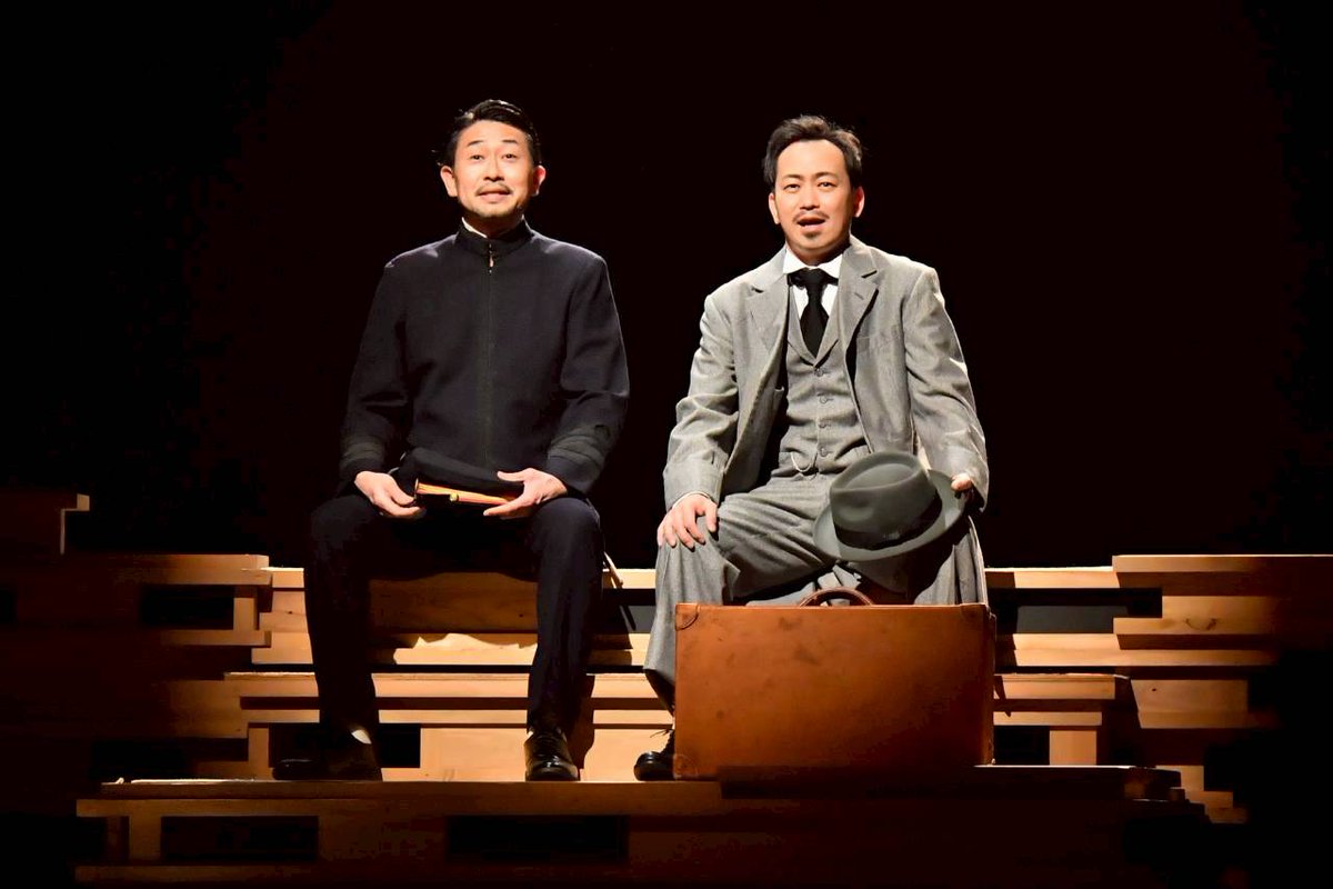 「今日は東京千穐楽だなあ。」
「当日券は13時から販売ですよ。現金またはPayPayで購入できるとか。」
「ぺいぺい…ハイカラな世の中になったもんだ。」
LiveUpCapsules「須く、一歩進む」東京千穐楽14時開演！当日券、ございます！
新宿スペース・ゼロにて！
#須く2026
【撮影：佐藤太志朗】