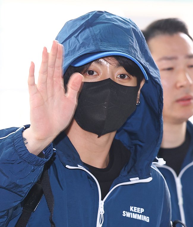 HAVE A SAFE FLIGHT JUNGKOOK 💙