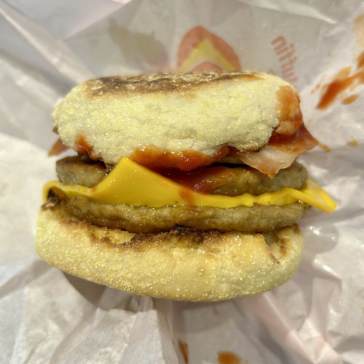 Burger_Research's tweet photo. ずっと食べてみたかった朝マックのメガマフィン☀️体調が良い朝じゃないとソーセージパティ2枚は食べきれませんね笑
#マクドナルド #メガマフィン https://t.co/a1std7j4S8