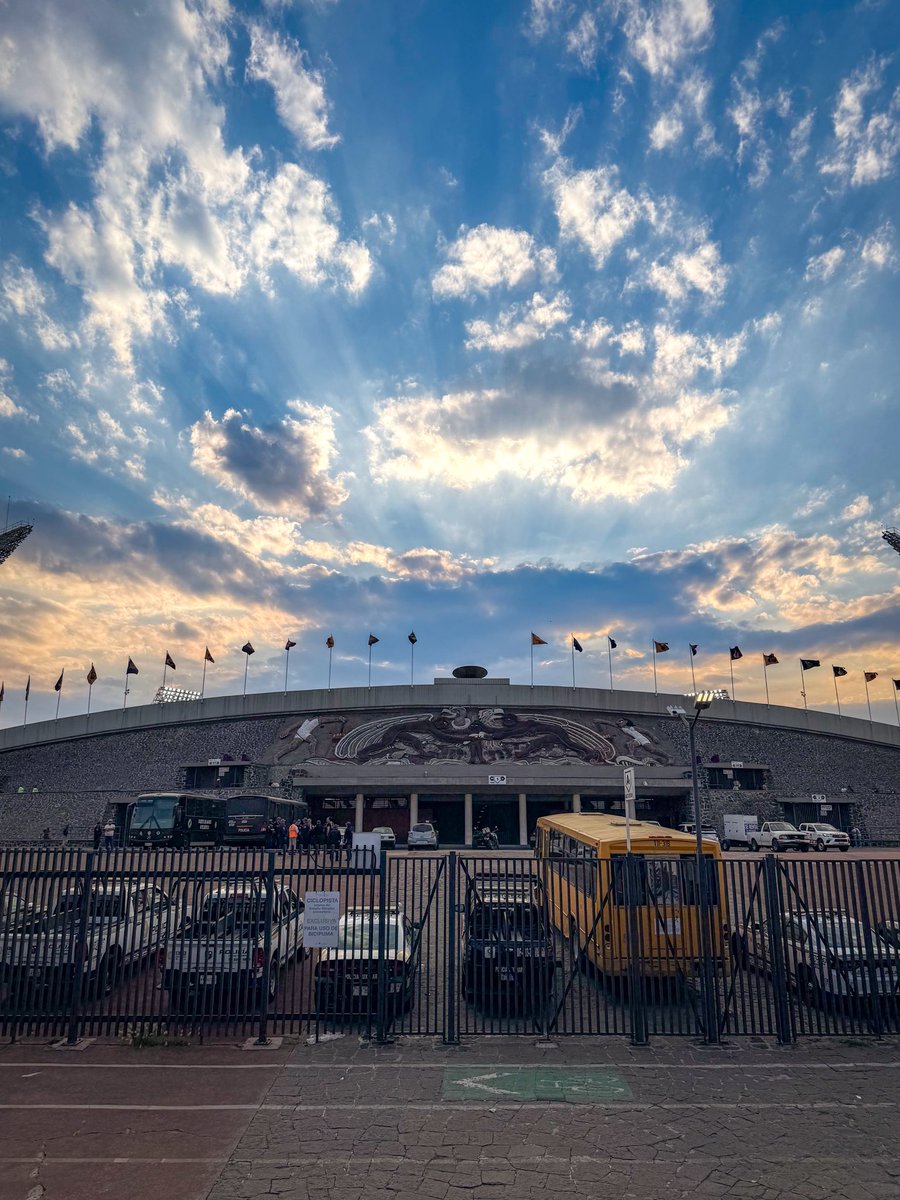 Majestuoso como siempre, el estadio olímpico universitario está listo para una edición más del clásico capitalino. 

#Pumas vs #América