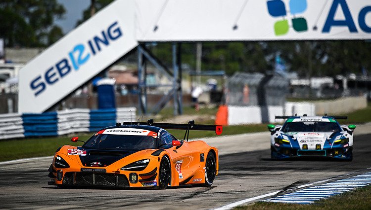 Fred7266's tweet photo. #12hSebringFrance
Se sont drôlement foulés pour la déco de la McLaren chez RLL https://t.co/E3EjtIpEnF