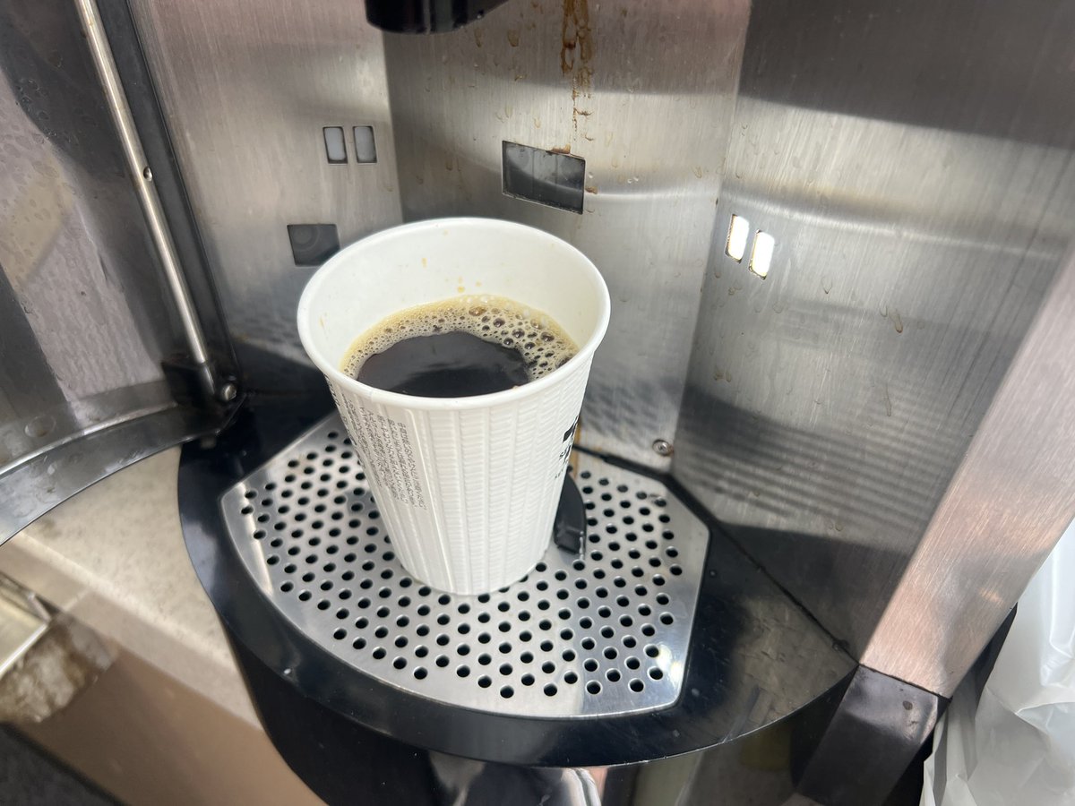 会社に朝出勤する時
立ち寄るコンビニ
ルーティーンみたいに
いつも同じものを買う
顔馴染みの店員さんが
いつものコーヒーですね！と言って
コーヒーカップを用意してくれる。
とある日、昼前にコンビニ寄って久しぶりに弁当とお茶を買ったのだけど、
コーヒーカップをくれた。
ルーティーンだから😽