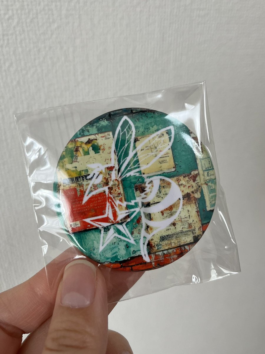 AIMM_72's tweet photo. 昨日のライブめちゃくちゃ良かった…！
懐かしい歌多くて🥺
ほんでこの缶バッチのデザイン好き☺️💕 https://t.co/vEh0UwtBav