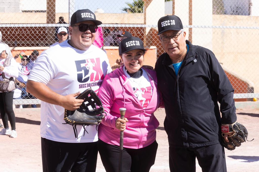 RamirezMiguel64's tweet photo. En #Saltillo, #Coahuila, iniciaron los Torneos 2026 de la Liga Magisterial de Softbol en @snte_38. El Mtro. Alfonso Cepeda Salas, Srio. Gral. del #SNTE, reconoció al Prof. Rubén Delgadillo Hernández, destacado softbolista, y resaltó los valores deportivos del magisterio. 🥎🏃 https://t.co/1BnpNN2fe2