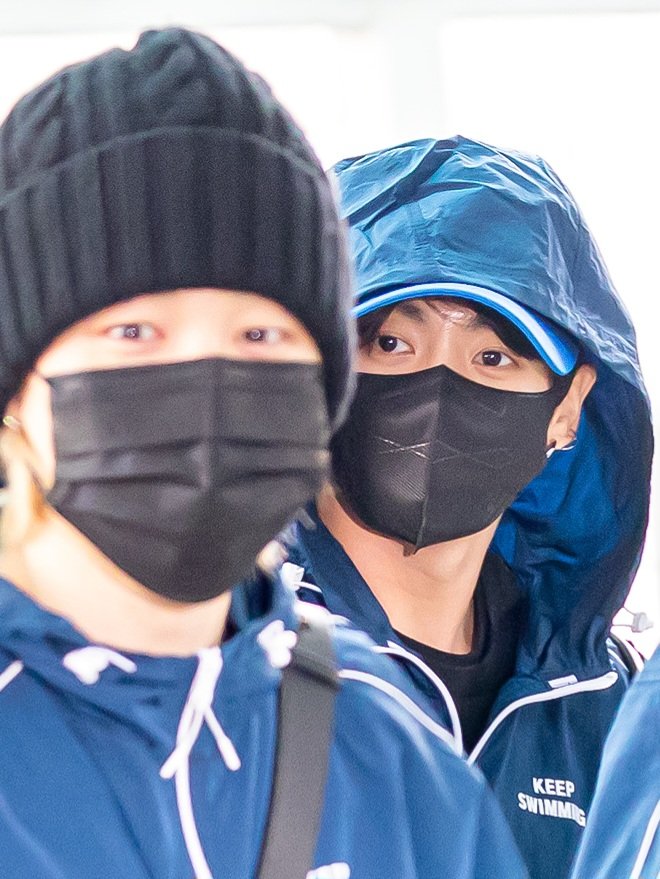 Temos a fotooo dos jikook no aeroporto. Essa é de lei não pode faltar
