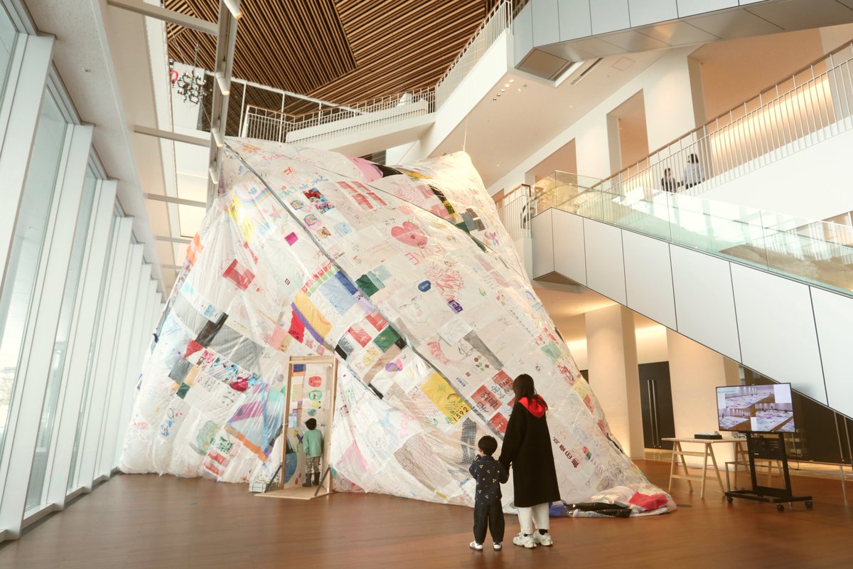 tottori_moa's tweet photo. /／
📣 #CONNEXIONS 展 本日まで！
\＼

『コネクションズ ―接続するアーティストたち』作品紹介

🎈Museo Aero Solar(ムセオ・アエロ・ソラール) 
［アルゼンチン拠点］

☞アーティスト、トマス・サラセーノが2007年に始動した、使用済みのビニール袋を素材とするバルーン型のソフト・スカルプチャーを制作する参加型プロジェクトです。これまで世界20ヵ国以上で展開され、「ゴミ」として見過ごされる素材を、人々の想像力と手作業によって空に舞い上がる彫刻へと変換することで、循環・廃棄・気候変動といった地球規模の問いと、共同制作という関係性のあり方を結びつけてきました。

一般参加者たちの手によって、ワークショップ形式で制作されます。集められたビニール袋に参加者が未来の誰かに宛てたメッセージや絵を描き込み、それらをテープで貼り合わせて一枚の大きな膜となります。バルーン完成後の「フライト・イベント」では、太陽の熱によって浮かび上がり〈つながり〉が可視化される時間を参加者たちが共有できます。また、展覧会では、来場者は膨らんだバルーンの内部に入り、ビニールに描かれた作品を鑑賞する「美術館」となります。

本展では、鳥取で新たに制作された《Museo Aero Solar》を、美術館の吹き抜け「ひろま」に設置しました。地域の人々の想像力と手が触れた素材によって、参加と対話の記憶が織り重なり、当館のコンセプト〈OPENNESS!〉がまさに体現された作品です。

- - - - - - - - - - - - - - - - - - - - - - - - - - -
『CONNEXIONS｜コネクションズ
　―接続するアーティストたち』

〈会期〉2026/2/7㊏～3/22㊐
〈会場〉3F 企画展示室
〈開館時間〉9:00～17:00(入館は16:30まで)
〈観覧料〉一般 1,200円／学生 750円／高校生 500円／小中学生 300円
- - - - - - - - - - - - - - - - - - - - - - - - - - -

▼展覧会ページはこちら
https://t.co/2yhS3Y2Z16

#鳥取県立美術館 #コネクションズ #企画展 #museoaerosolar
