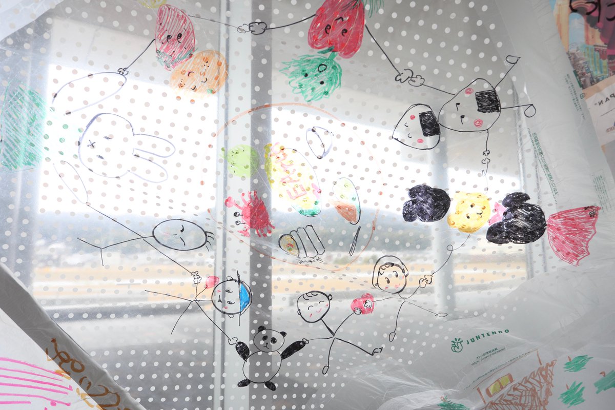 tottori_moa's tweet photo. /／
📣 #CONNEXIONS 展 本日まで！
\＼

『コネクションズ ―接続するアーティストたち』作品紹介

🎈Museo Aero Solar(ムセオ・アエロ・ソラール) 
［アルゼンチン拠点］

☞アーティスト、トマス・サラセーノが2007年に始動した、使用済みのビニール袋を素材とするバルーン型のソフト・スカルプチャーを制作する参加型プロジェクトです。これまで世界20ヵ国以上で展開され、「ゴミ」として見過ごされる素材を、人々の想像力と手作業によって空に舞い上がる彫刻へと変換することで、循環・廃棄・気候変動といった地球規模の問いと、共同制作という関係性のあり方を結びつけてきました。

一般参加者たちの手によって、ワークショップ形式で制作されます。集められたビニール袋に参加者が未来の誰かに宛てたメッセージや絵を描き込み、それらをテープで貼り合わせて一枚の大きな膜となります。バルーン完成後の「フライト・イベント」では、太陽の熱によって浮かび上がり〈つながり〉が可視化される時間を参加者たちが共有できます。また、展覧会では、来場者は膨らんだバルーンの内部に入り、ビニールに描かれた作品を鑑賞する「美術館」となります。

本展では、鳥取で新たに制作された《Museo Aero Solar》を、美術館の吹き抜け「ひろま」に設置しました。地域の人々の想像力と手が触れた素材によって、参加と対話の記憶が織り重なり、当館のコンセプト〈OPENNESS!〉がまさに体現された作品です。

- - - - - - - - - - - - - - - - - - - - - - - - - - -
『CONNEXIONS｜コネクションズ
　―接続するアーティストたち』

〈会期〉2026/2/7㊏～3/22㊐
〈会場〉3F 企画展示室
〈開館時間〉9:00～17:00(入館は16:30まで)
〈観覧料〉一般 1,200円／学生 750円／高校生 500円／小中学生 300円
- - - - - - - - - - - - - - - - - - - - - - - - - - -

▼展覧会ページはこちら
https://t.co/2yhS3Y2Z16

#鳥取県立美術館 #コネクションズ #企画展 #museoaerosolar