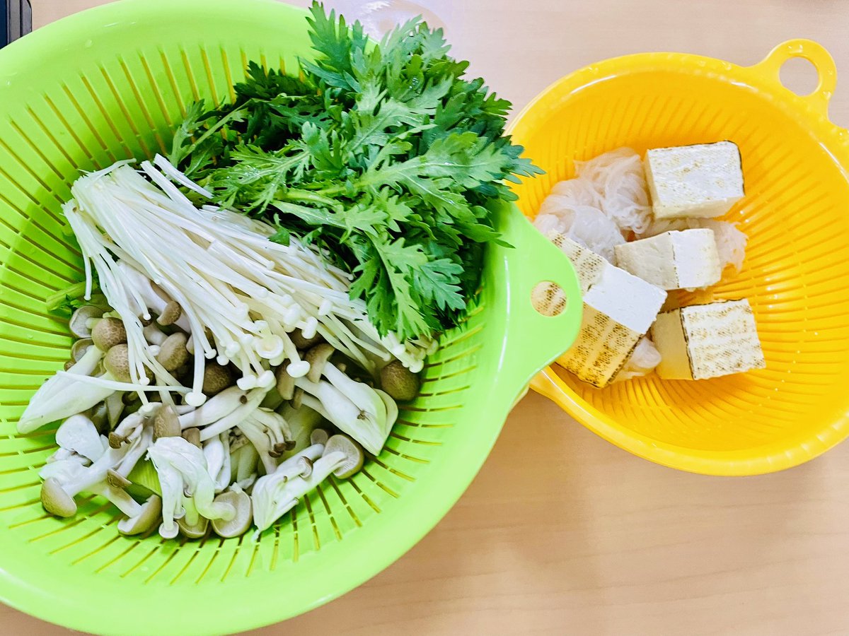 子どもグリーフプログラム✨
小学生キッズ卒業おめでとう㊗️
大学生・高校生が夕食準備を手伝ってくれました😊帰省した大学生は遊び相手をしてくれました😊幼稚園から来ている子どもたちが今活動を手伝ってくれています😊
#みやぎチャレンジプロジェクト
#子どもサポーター ご寄付により実施致しました