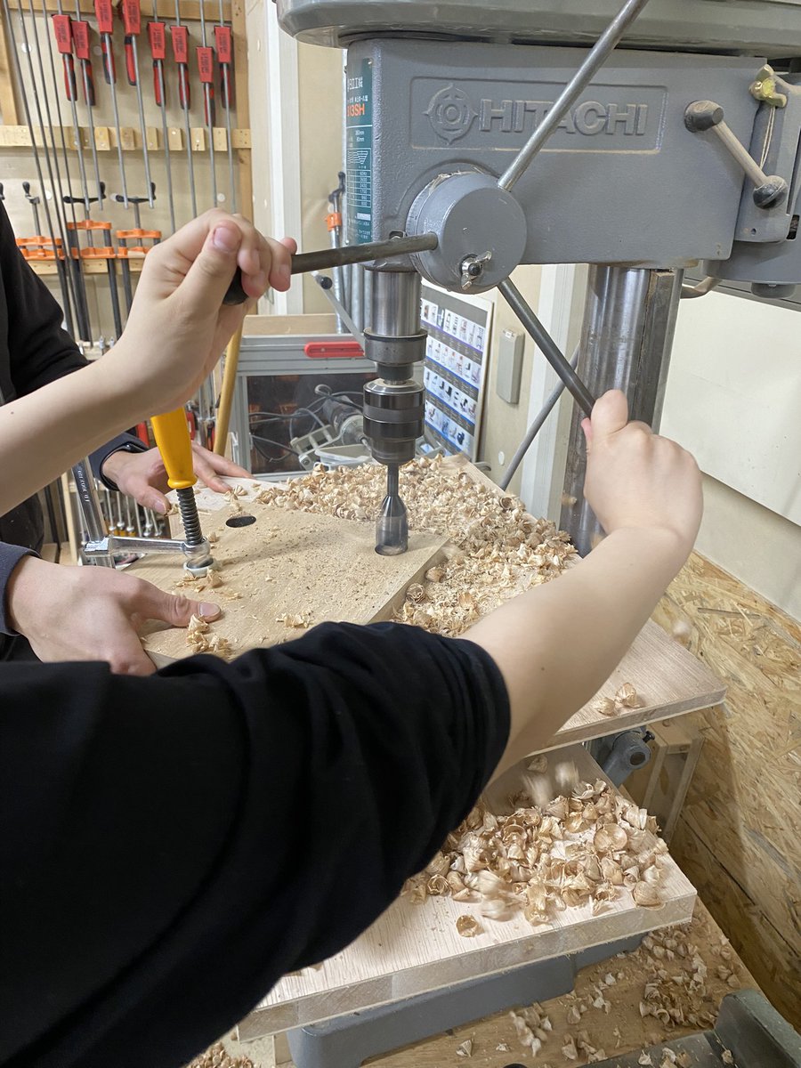 オープンキャンパス、ミニスツール作り！🪵🔨
クルミ材を使って本格的な家具にチャレンジしました。脚のパーツを組み立てるところに苦労しましたが3脚個性がでる形になったね😍
並べてみると木🌲の木目がつながっておぉ！となりました。
#家具 #体験 #木工 #専門学校