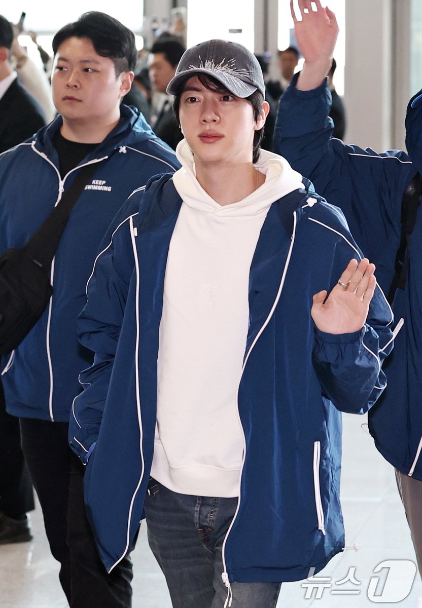 260322 #석진 인천공항 출국
m.photoviewer.naver.com/image?nclicks=…
newsfreezone.co.kr/news/articleVi…

석진이 조심히 잘다녀와🫶
#방탄소년단진