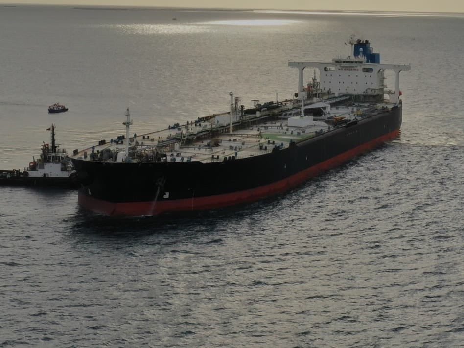 انفجار مقذوف مجهول بالقرب من سفينة قبالة الشارقة