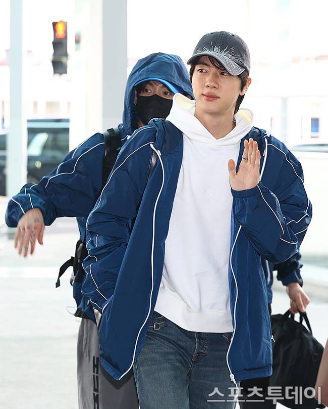 1204_roro's tweet photo. 260322  인천→뉴욕 출국 석진 기사사진 https://t.co/WK8OyvqssI