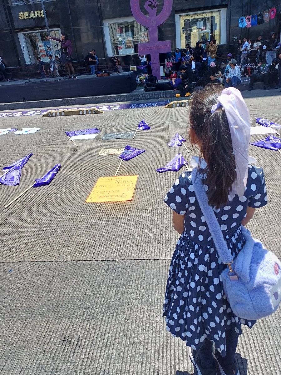 Señora que camina tweet media