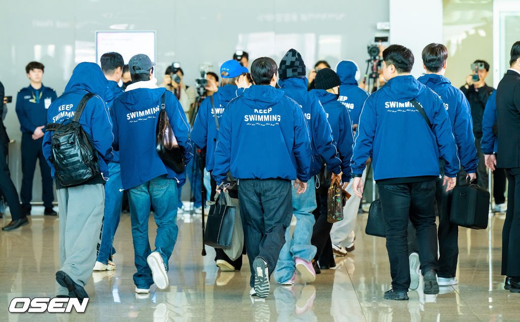 KEEP SWIMMING 팀복 💙