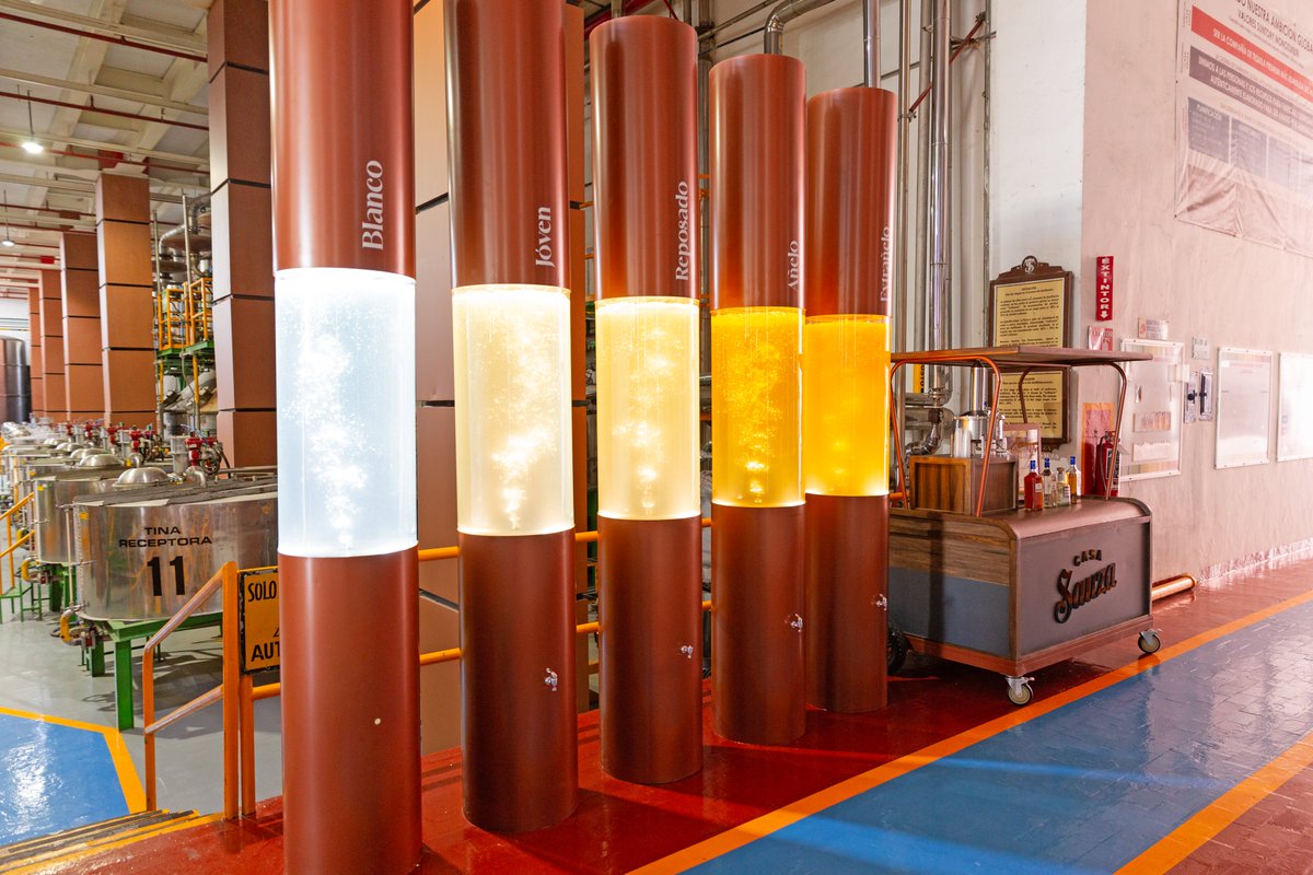 Ramiro_Escoto's tweet image. #NotaDeLaSemana| Desde la emblemática #QuintaSauza en #Tequila, #Jalisco, se celebró la entrega oficial del sello #HechoEnMéxico. 
Directivos de Suntory Global Spirits destacaron que este reconocimiento es un símbolo de identidad y una apuesta por el enorme potencial productivo