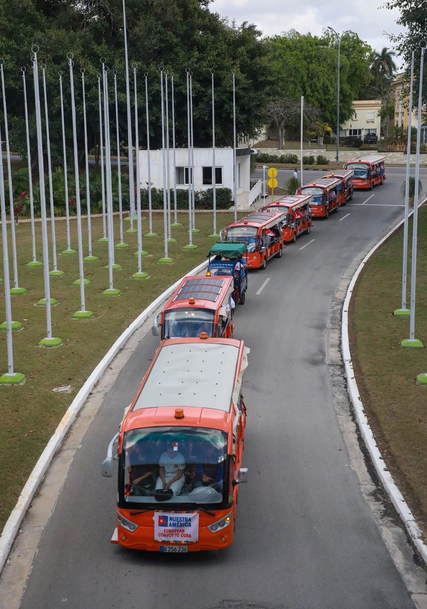 MayraDo57466678's tweet photo. Cuba 🇨🇺 
No hay autobuses, ni combustible para el pueblo, pero para mover a la izquierda defensora del régimen no falta. https://t.co/raPnKU5MDX