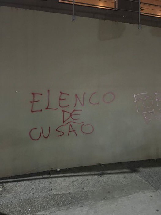 golsdobrasil1's tweet photo. ⚠️ Após derrota para o Palmeiras, torcedores do São Paulo picharam a saída do Morumbis: “Fora Rui Costa” e “Elenco de c****” 

📸 @OGabrielSa https://t.co/YzMVBe3vBl