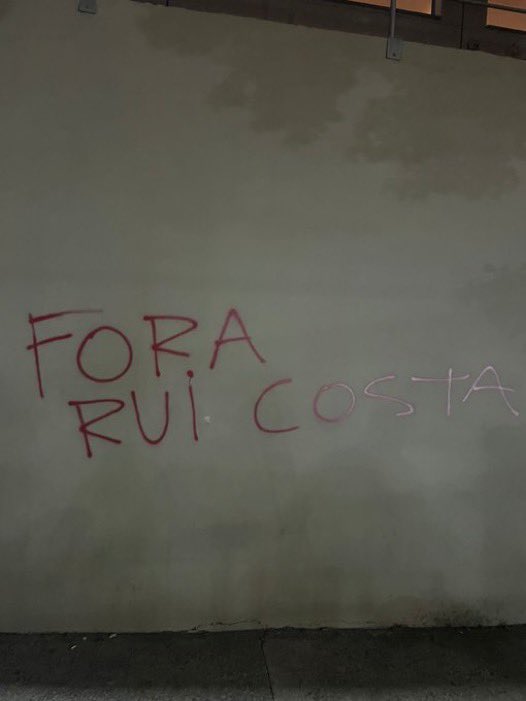 golsdobrasil1's tweet photo. ⚠️ Após derrota para o Palmeiras, torcedores do São Paulo picharam a saída do Morumbis: “Fora Rui Costa” e “Elenco de c****” 

📸 @OGabrielSa https://t.co/YzMVBe3vBl
