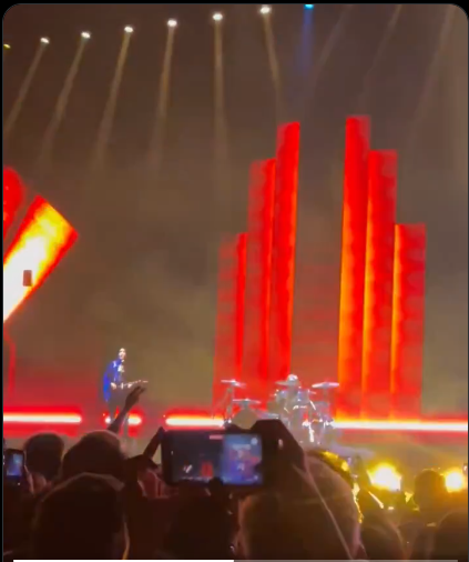 <a href="/porquetendencia/">¿Por qué es tendencia?</a> Estamos viendo en nuestra pantallas, lo que grabó una persona que pagó para presenciar otra pantalla, en la que mostraban, como la gente grababa la pantalla, de la vez que se grabó en vivo. Mientras la letra dice "busco calor, en esa imagen de video... pero no siento nada, nada