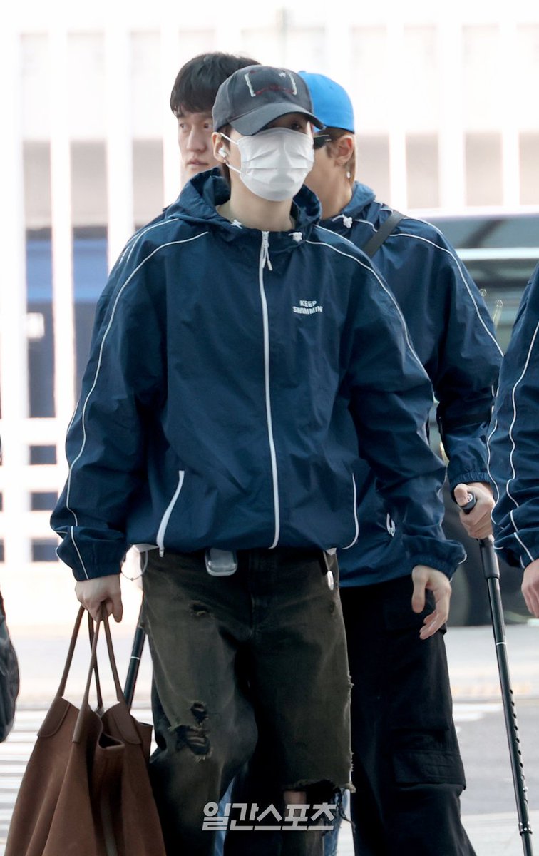 jj00SG93's tweet photo. 260222 출국 기사 사진 https://t.co/PCWrsxtiS3