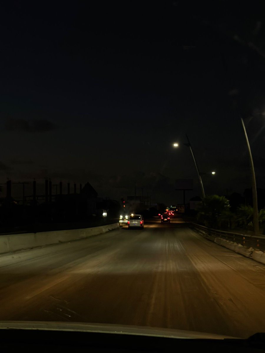 Todo listo para el Mundial, dice <a href="/MaraLezama/">Mara Lezama</a>…

Pero la carretera Cancún–Playa del Carmen sigue sin luz y en total abandono, en una zona clave rumbo a la <a href="/FIFAWorldCup/">FIFA World Cup</a>.