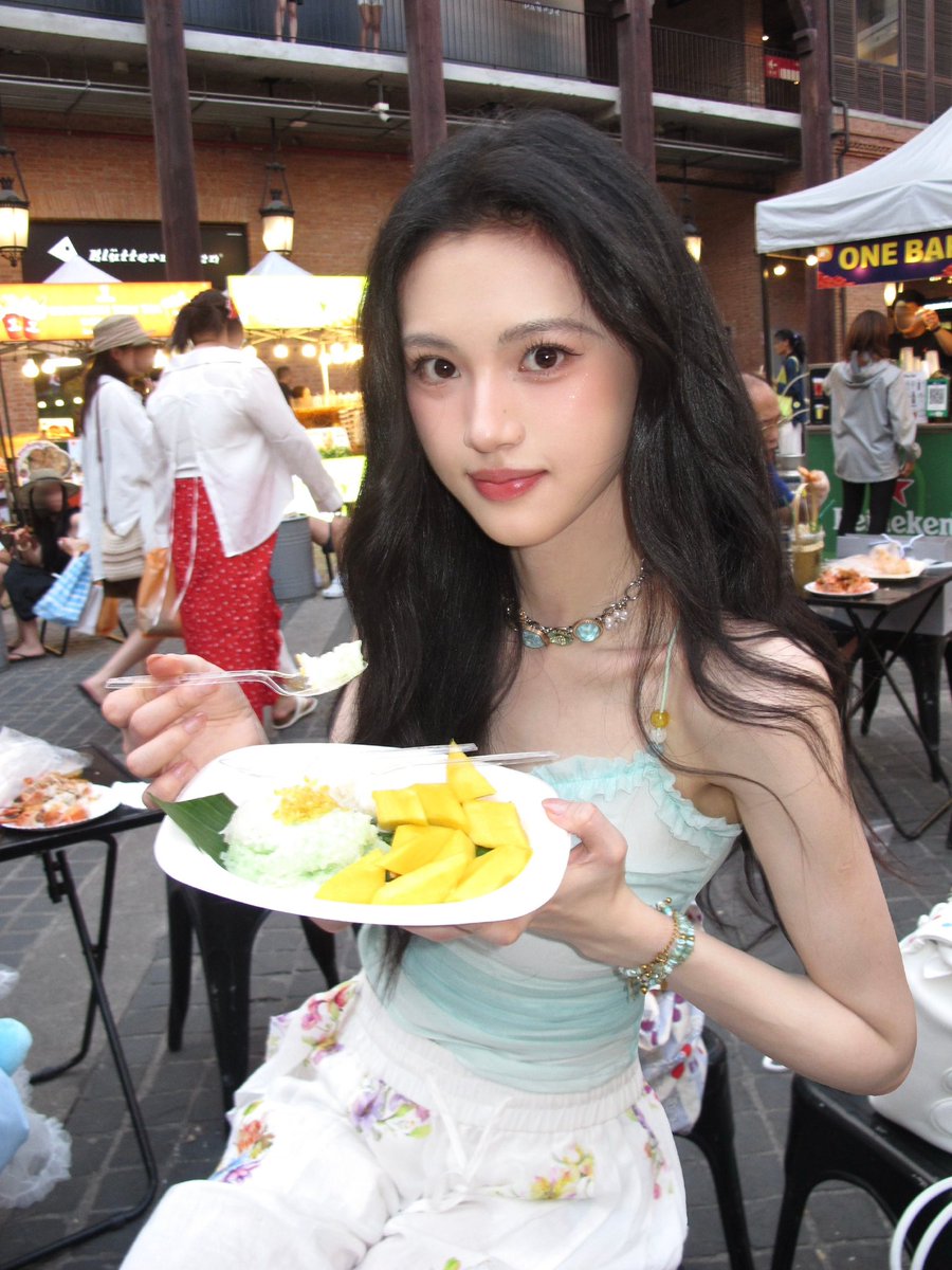 ManoodTingJeen's tweet photo. น้องเสินอวี่เจี๋ย มาลงรูปเที่ยวพักผ่อนที่ไทยค่าาา น้องแฮปปี้มากก เลิฟทั้งอาหารไทย ขนมไทย แถมบอกว่าซุปซี่โครงหมูอร่อยมากก เอ็นดู ขอให้เที่ยวให้สนุกนะค้าาา 🥳💕🇹🇭

#ShenYujie #沈羽洁 https://t.co/pqb89sGjkm