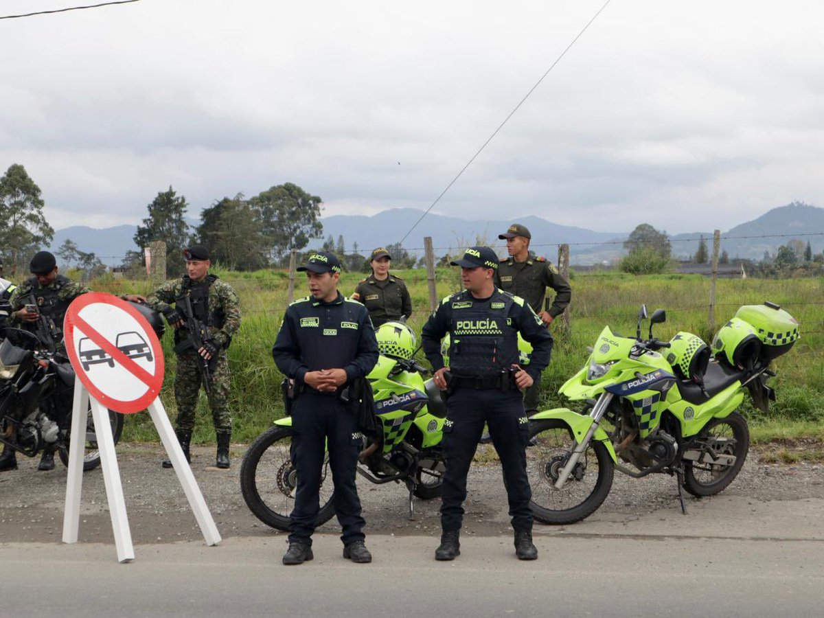 Realizamos un operativo conjunto con Secretaria de Seguridad y Convivencia, en compañía de la fuerza pública y nuestros agentes de tránsito, en el que logramos:

✅ 7 órdenes de comparendos 
✅ 3 vehículos inmovilizados 
✅ 1 prueba de alcoholemia positiva.
 
#RionegroSeguro 👮🏻‍♂️🚔