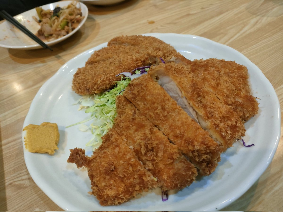 hiro_kutsukake's tweet photo. 昨夜は「鳥友倭らく」さんで。

大きい美味だれ焼き鳥ととんかつが美味しくガッツリ楽しみました🙏 https://t.co/vS1tSVKysU