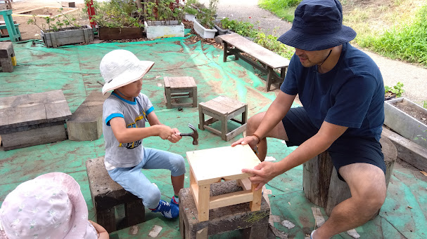 urakko_hiroba's tweet photo. おはようございます。ずっきーです☆

本日、10:00-12:00と14:00-16:00の2回
親子チャレンジ【椅子をつくろう】のイベントをやっています。
先着5組！参加費200円(100円玉2個)です。
親子で楽しくオリジナルの椅子をつくってみませんか(*^^*)

#こどものひろば
#浦安市
#urayasushi 
#いすづくり https://t.co/OGF9vmGP5N