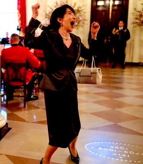 cobta's tweet photo. 高市首相は終始笑顔ですがトランプはSNSでも彼女に一切ふれません。86兆円も投資してくれる相手のこんな写真を普通選びますか。この扱いを政府は受け止めてほしい。有限なアセットをアメリカに偏らせ、他への目配りが欠けていませんか。TVで「95点」と褒めて虚像をさらに膨らます場合ではありません。 https://t.co/9ToHgR409W