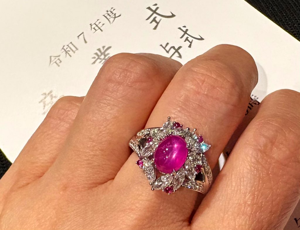 miryohoko's tweet photo. 卒業式だから本当は真珠リングなのだろうけど、私の誕生日でもあるスタールビーにしました✨
こちらは一級技能グランプリ 貴金属装身具 優勝
金賞受賞内閣総理大臣賞の@SAIJO_Jewellery さんにお仕立てしていただいた宝物リングです💍
室内なのでスターが出ていないけど、お日様の下では眩しいぐらい！ https://t.co/1agoNddDkd