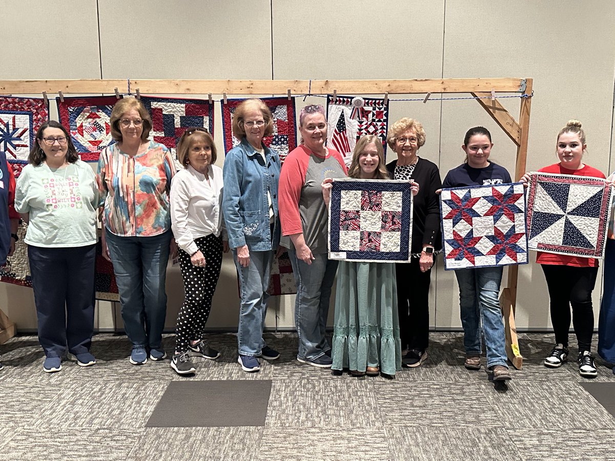 boydsbistro's tweet photo. Today Boyd Co. Middle students were asked to present at the Rowan Co. Regional Quilt Show &amp; tell about their 4H Under Our Wings Quilts of Valor. 10 students were in the block challenge display &amp; 3 students spoke along side Becky Lynch, FCS teacher and Mrs Geri Willis, Volunteer https://t.co/MW28VWyKBV