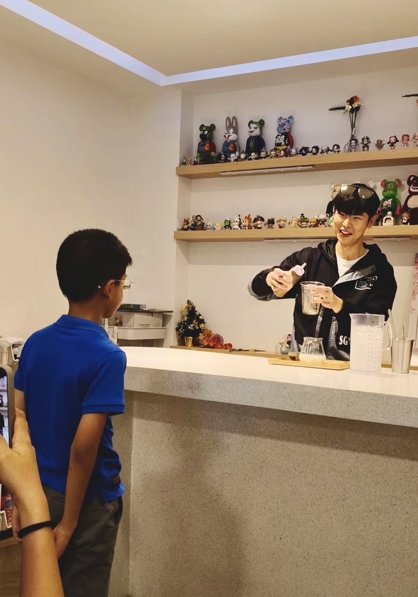 Gameplayのお誕生日パーティに行って来ました。懐かしの皆さんに会えて楽しい会でした。
Gameにドリンクを作ってもらえるラッキーファンに選ばれた息子です。
緊張😂
Thank you soo much to
<a href="/Gameplay_Ground/">GameplayGround</a> <a href="/GameplayRabbit/">GameplayRB</a>

#GameplayLevelUpParty
#GameplayRB