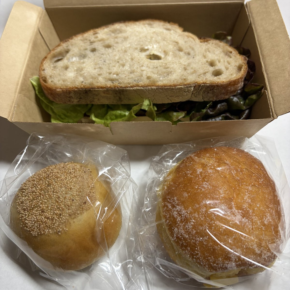 mori_2638's tweet photo. #横山実郁 ちゃんが捜査した「Boulangerie Espace」さんに早速行ってみた！
・スモークサーモンサンド
・あんパン
・ボンボローニ（クレマ）
を購入。どれも美味しかったよ😽
#なじラテ #新潟グルメ大捜査 https://t.co/PUc4nLz621