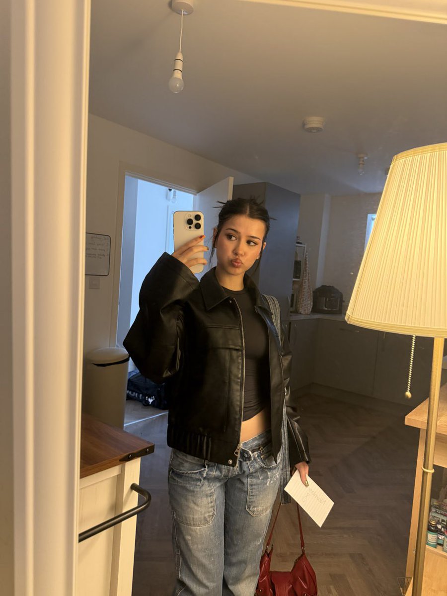 AnabelleBarnes_'s tweet photo. date idea: im wearing a weird outfit and you're being SO nice to me https://t.co/giKRK5JRvW