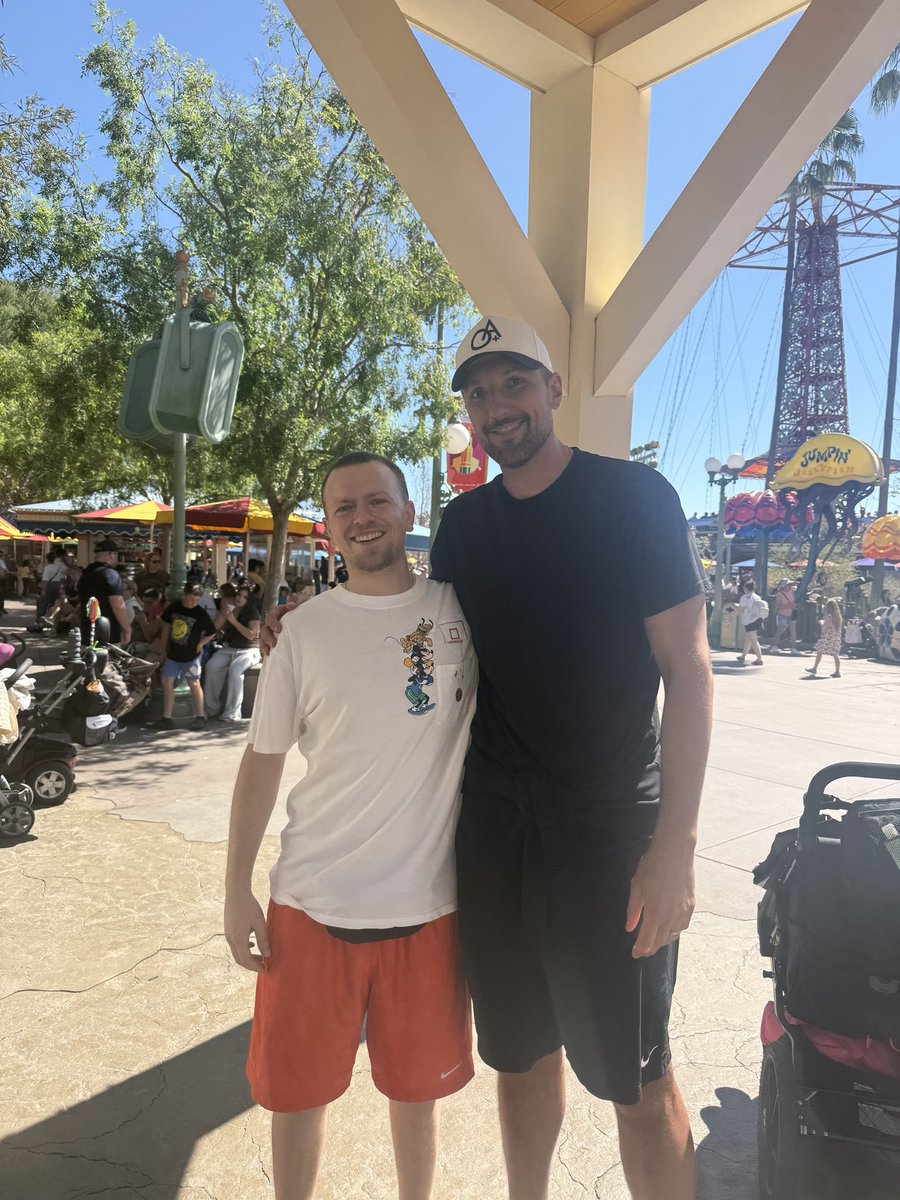 packdrip's tweet photo. Wear Disney basketball gear to Disneyland and NBA players appear 🏀 

Ryan Anderson is a great human being. When you approach people with respect, the best you can hope for is getting it back. He asked me about my life, my shirt, and I got more conversation than I ever imagined🤝🏼 https://t.co/kLZPnshaVR