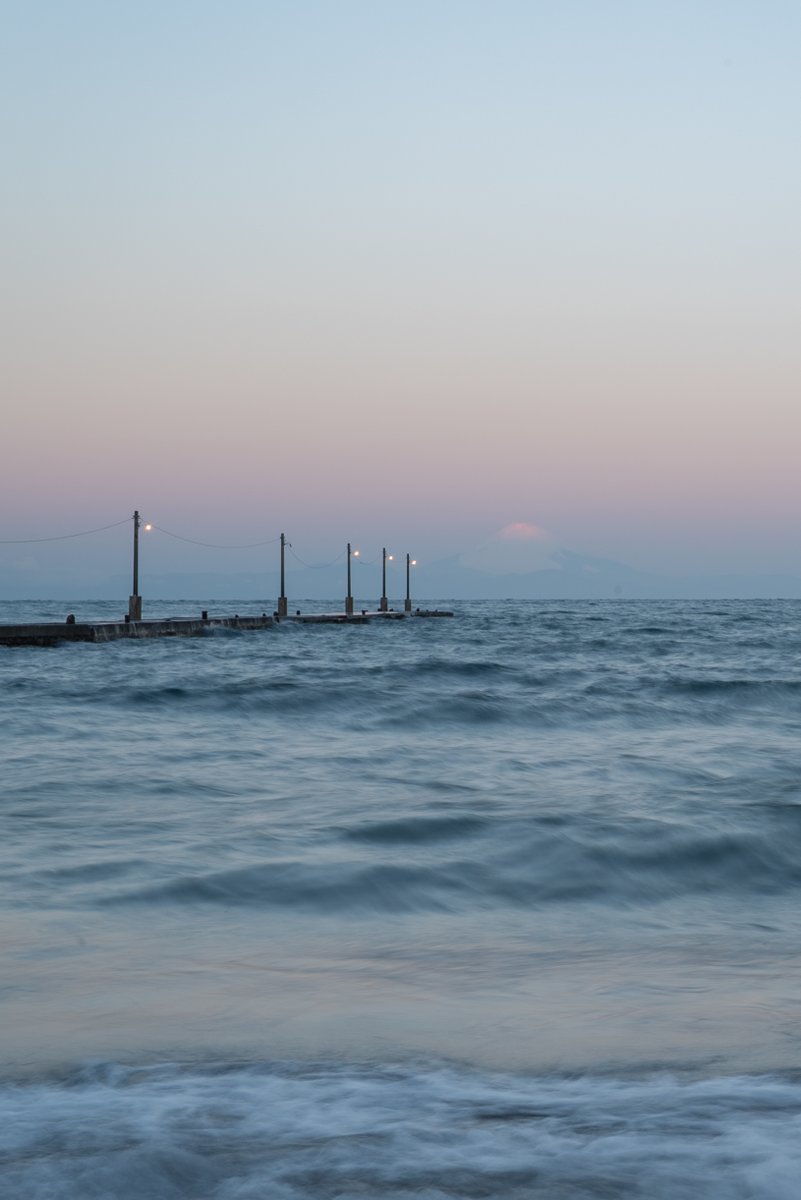 BarcaRosso's tweet photo. Not everything needs resolution to have depth.
Shot on the original Sony α7S — where fewer pixels feel closer to film.
The sea was restless, the light was quiet, and Mt. Fuji barely revealed itself.
Sometimes, what’s hidden says more.
#SonyA7S #Alpha7S #LowResolutionHighEmotion #FilmLook #MoodyTones #Seascape #LongExposure #MtFuji #JapanPhotography #MinimalMood #Atmospheric #VisualStorytelling #StayMoody #LessIsMore #QuietMoments