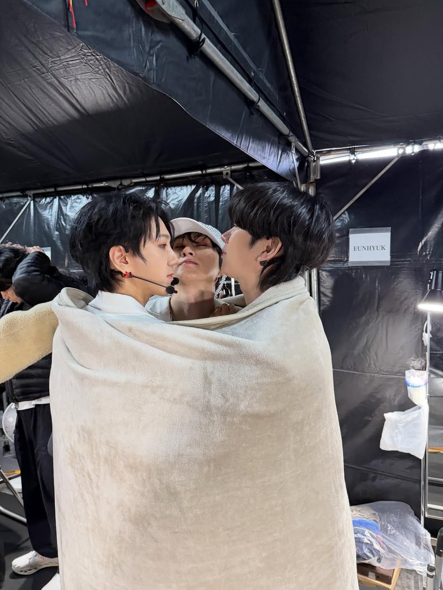 hlhlmilk_elf's tweet photo. 260322 be4eunhyuk IG Update

너무 추웠던 사이타마🥶 그래도 엘프 덕에 따뜻했엉💙

#슈퍼주니어 #SUPERJUNIOR 
#예성 #イェソン #YESUNG @shfly3424 https://t.co/Hw8vv8AcdD