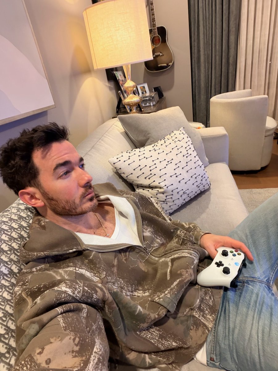 kevin jonas tweet media